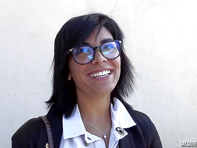 French outdoor sex with 26-year-old cashier Alicia