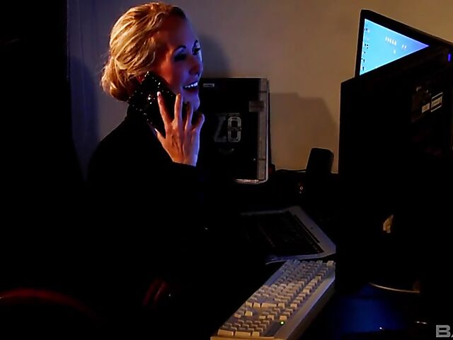 Passionate MILF pornstar Brandi Love gets some loving in the dark