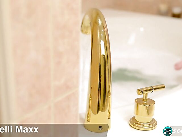 Kelli Maxx - Solo BBW bath masturbation and tits play