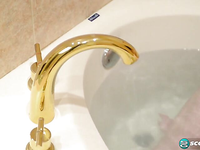 Kelli Maxx - Solo BBW bath masturbation and tits play