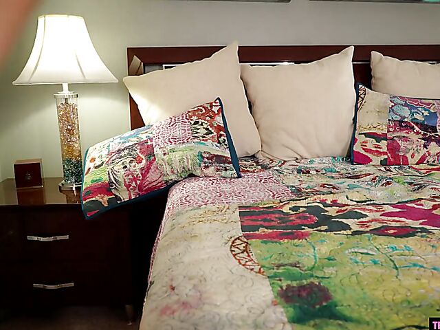 Bootyful sporty teen in crotchless leggings Ashley Red loves it harder