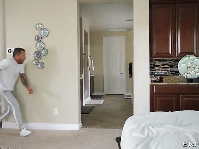 Big butt MILF in tight jeans Alena Croft anal pounded