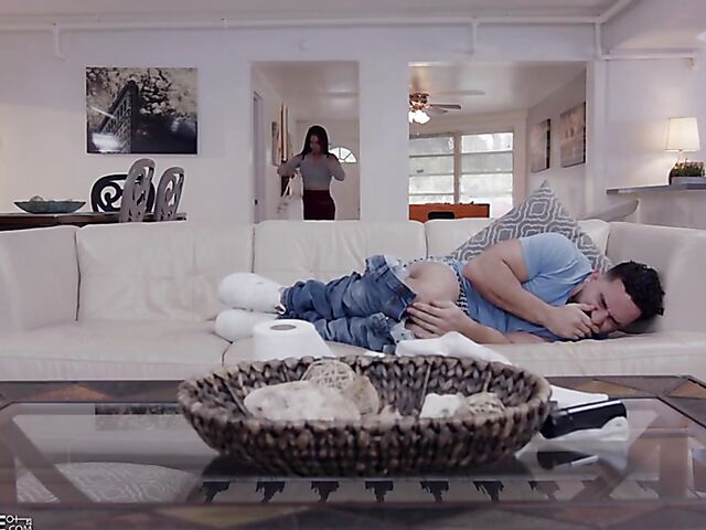 Bubble butt MILF Rose Monroe is crazy hot and needs his meat