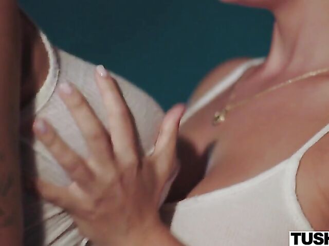 Amazing FFM anal 3-some with big breasted Gabbie Carter and LaSirena69