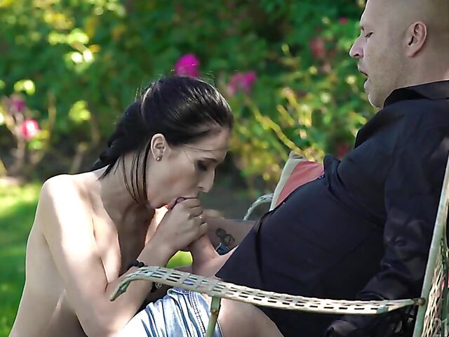 Summertime anal outdoor in the garden with Alyssa Bounty