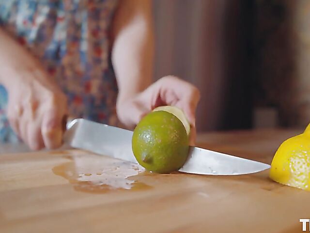 Solo redhead Sienna is full of energy and ready to masturbate