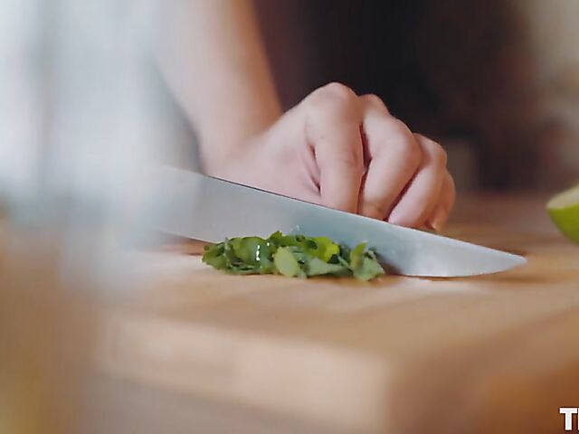 Solo redhead Sienna is full of energy and ready to masturbate