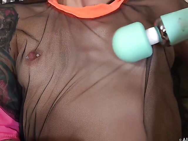 Roxy Ryder knows how to orgasm from her magic wand