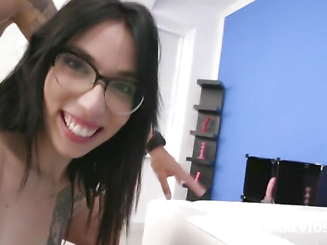 Tattooed anal slut with glasses Giada Sgh gets fucked in the ass