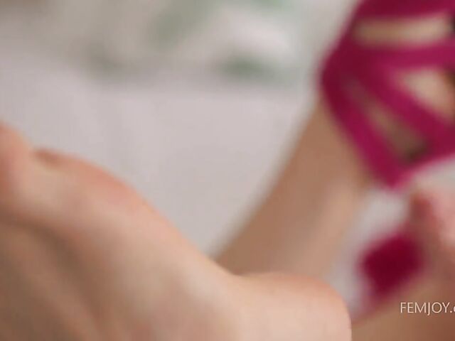 Alecia Fox - Small tits blonde solo in the bedroom