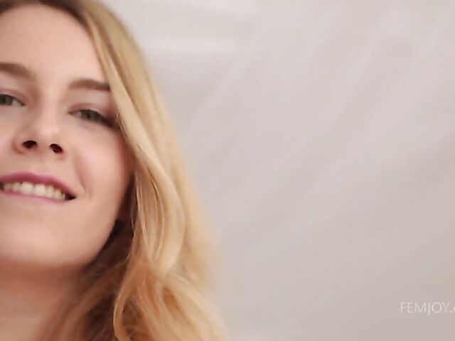 Alecia Fox - Small tits blonde solo in the bedroom