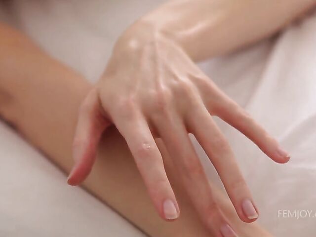 Alecia Fox - Small tits blonde solo in the bedroom