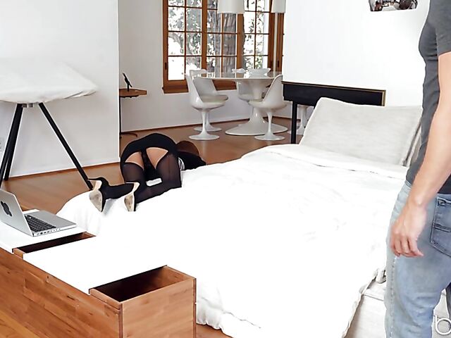 Foot massage and toe sucking to get Vanna Bardot ready for intense fucking