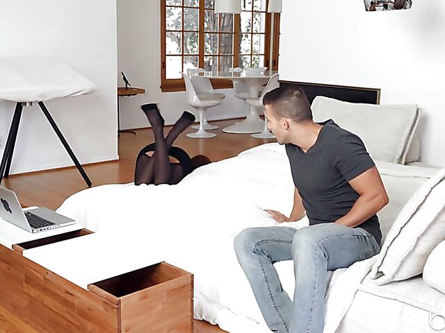 Foot massage and toe sucking to get Vanna Bardot ready for intense fucking