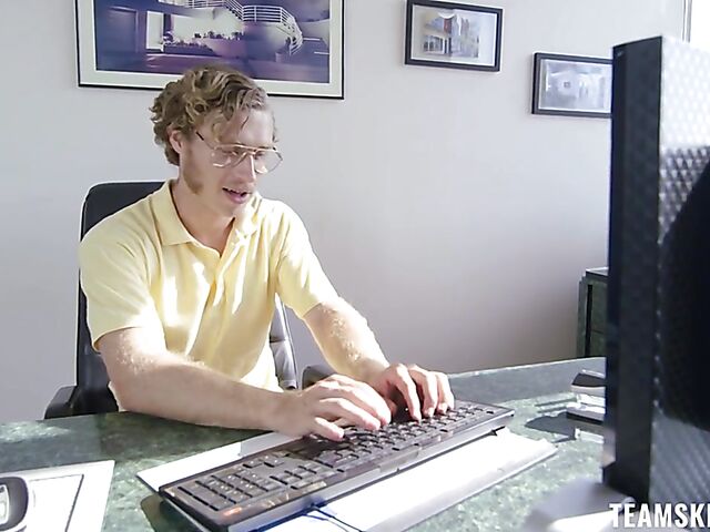 Hot latina Isabella De Santos wants her boss to put his meat in her pussy