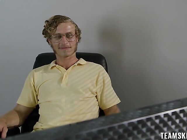 Hot latina Isabella De Santos wants her boss to put his meat in her pussy