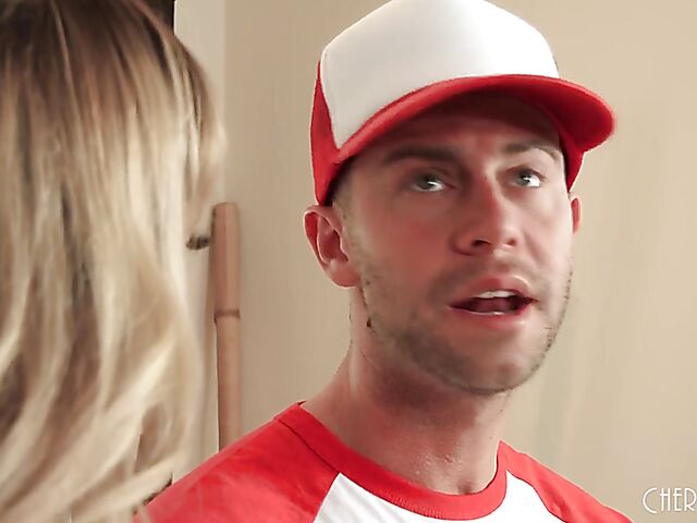 Pizza delivery boy gets paid by hot MILF Cherie Deville