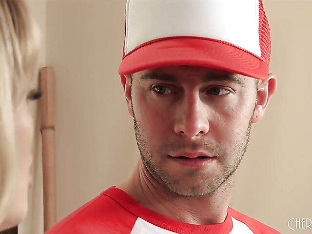 Pizza delivery boy gets paid by hot MILF Cherie Deville