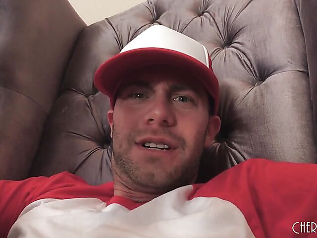 Pizza delivery boy gets paid by hot MILF Cherie Deville