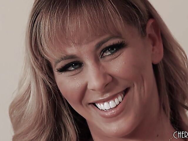 Pizza delivery boy gets paid by hot MILF Cherie Deville