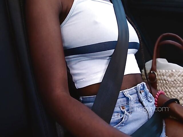 Wet ebony babe Katherina shaving pussy and legs under the shower