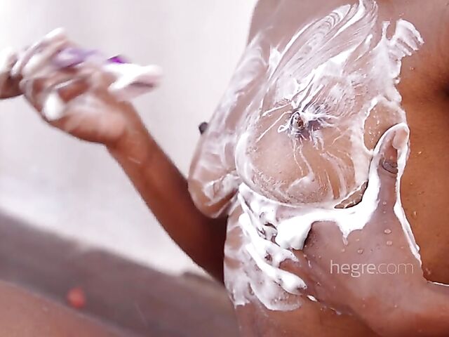 Wet ebony babe Katherina shaving pussy and legs under the shower