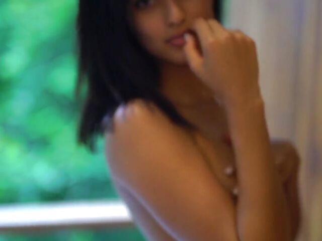 Brown-eyed supermodel Katherinne posing nude in the bath