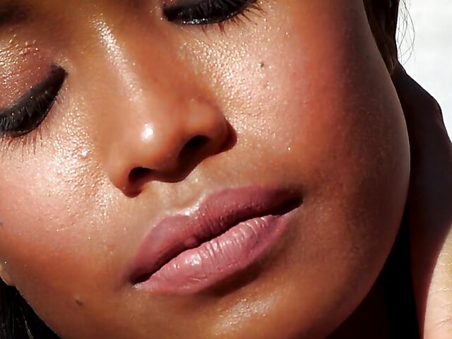 Indonesian babe Putri Cinta shows off her perfect body