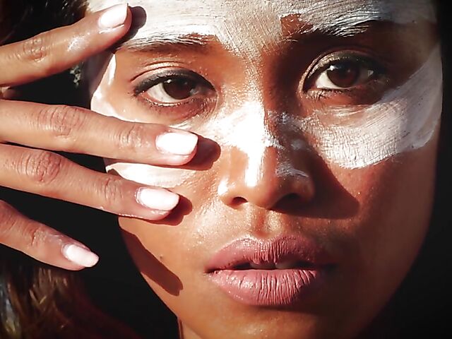 Indonesian babe Putri Cinta shows off her perfect body