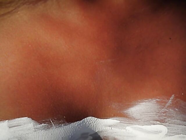 Indonesian babe Putri Cinta shows off her perfect body