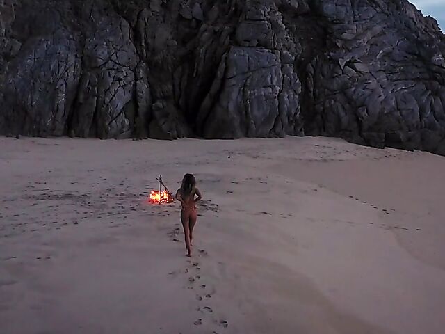 Indonesian babe Putri Cinta shows off her perfect body