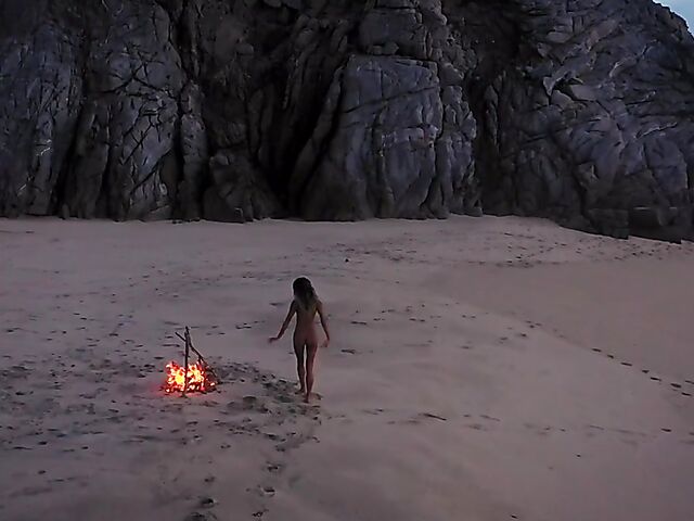 Indonesian babe Putri Cinta shows off her perfect body