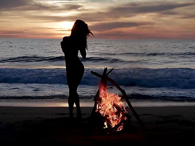 Indonesian babe Putri Cinta shows off her perfect body