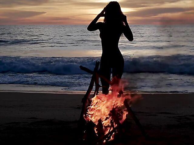 Indonesian babe Putri Cinta shows off her perfect body