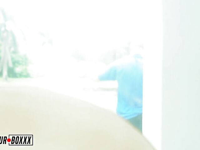 Pizza delivery guy fucks hungry slut Sera Moon