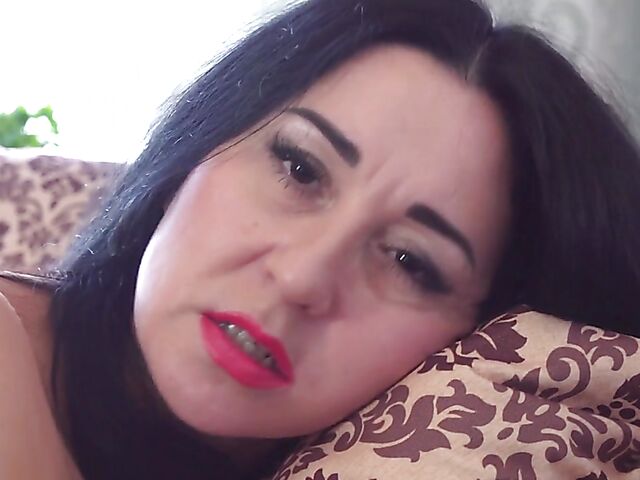 45-year-old brunette MILF Leyla Lynn gently fingers her cunt