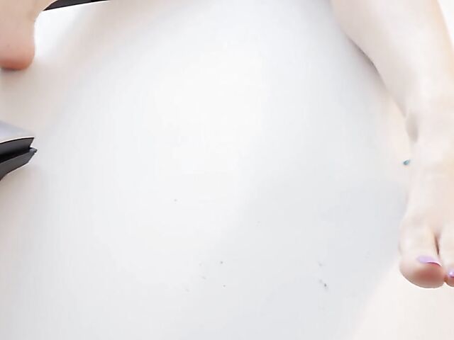 MILF jerk off instruction with sexy Mona Wales