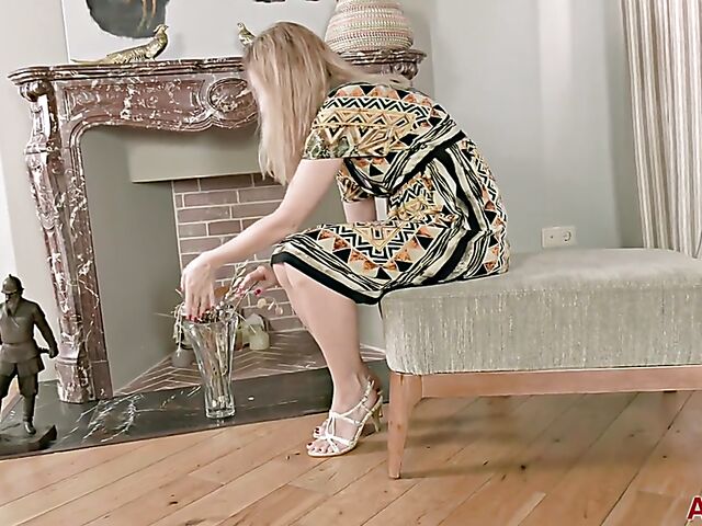 MILF Foxy Love is over 40, she looks good and loves playing with her snatch on cam