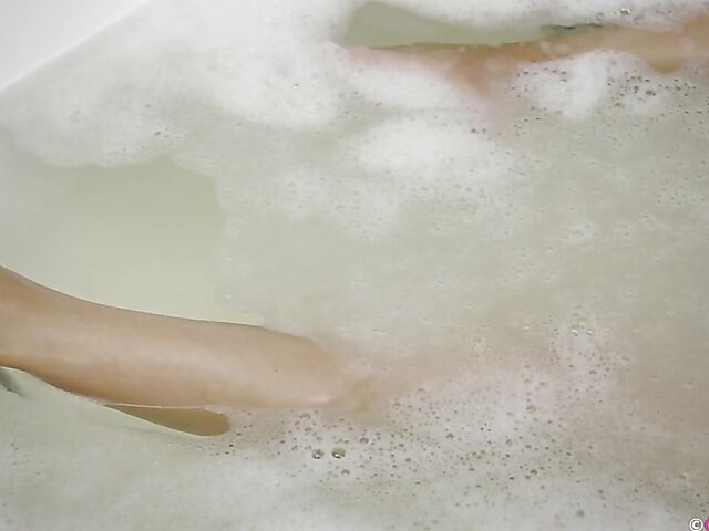 Wet MILF bath masturbation with Ivanna