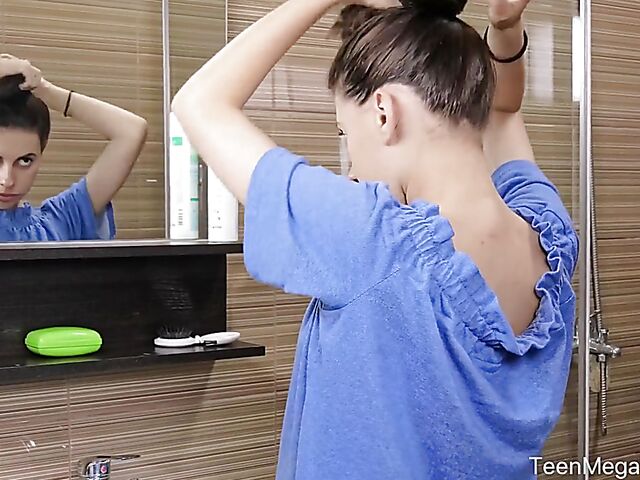 Teen shower masturbation featuring Dayana Kamil