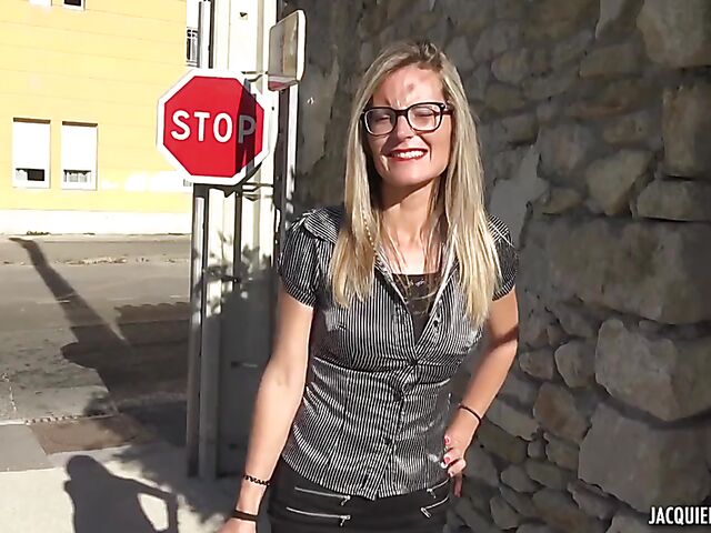 Jessy - 36-year-old MILF outdoor fuck in pantyhose in Frejus, France