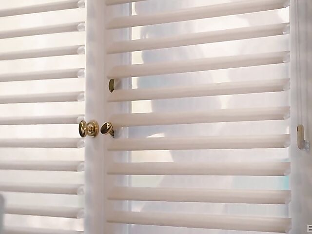 Skinny blonde Lily Larimar can't play golf but can fuck