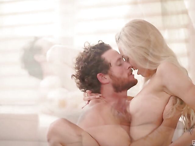 Skinny blonde Lily Larimar can't play golf but can fuck