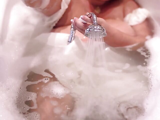 Celtic blonde with huge natural boobs Annabelle Rogers takes a bath