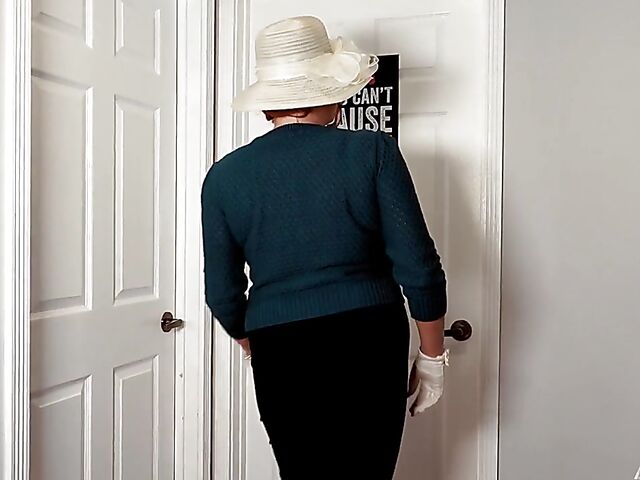 Annabelle Rogers - Huge tits mom JOI session with her dildo on Sunday