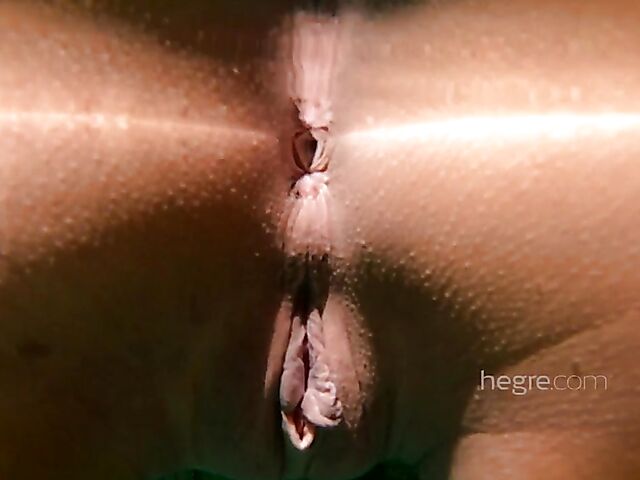 Nude asian model Jessa skinny dipping and underwater pussy in the pool