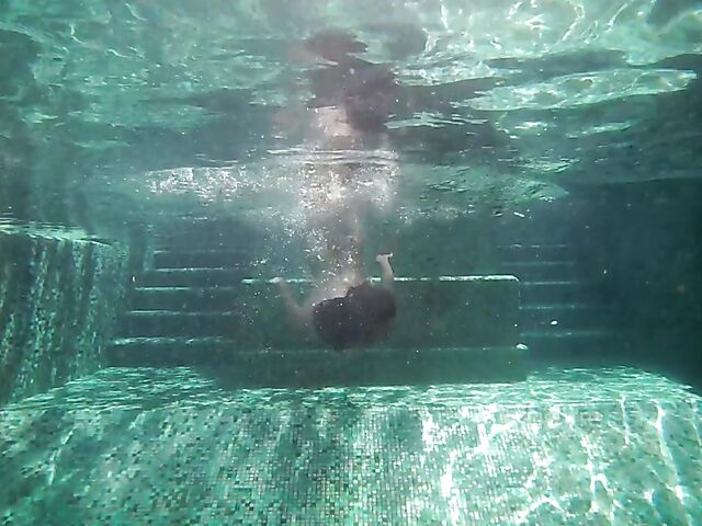 Nude asian model Jessa skinny dipping and underwater pussy in the pool