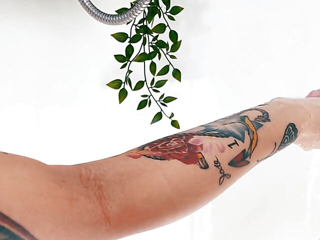 Exotic shower solo with petite Avery Black