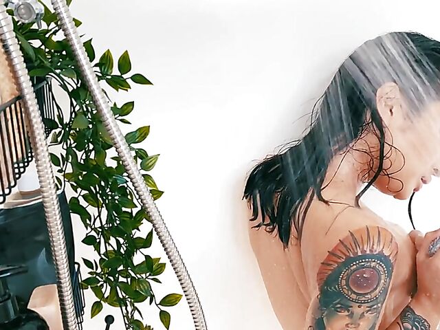 Exotic shower solo with petite Avery Black