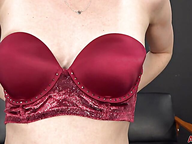 Slim MILF Norah Nova changing lingerie